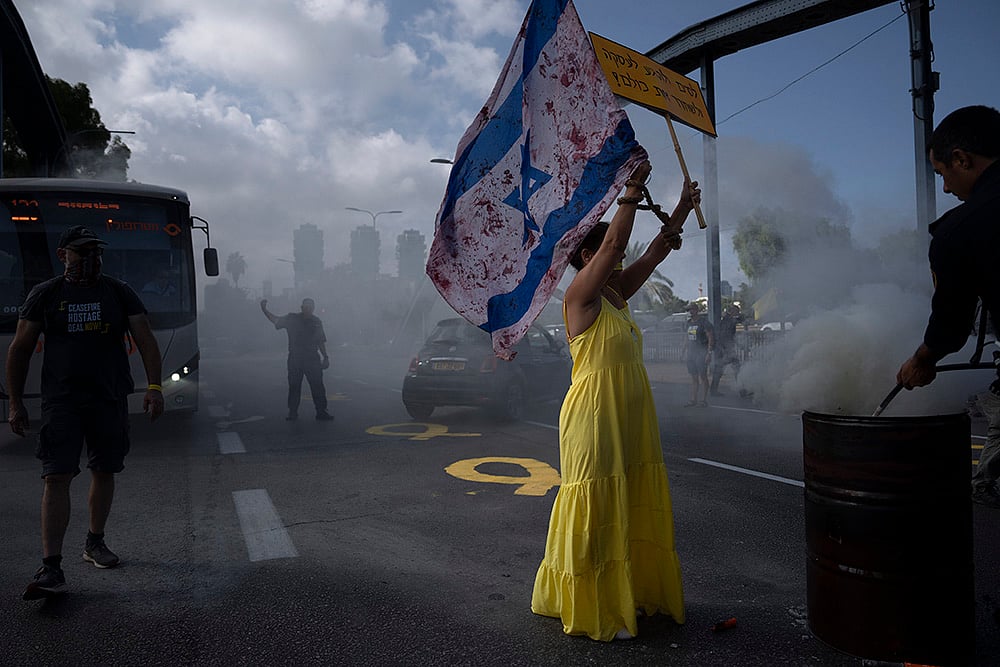 | Photo: AP/Oded Balilty : Israel Palestinians: Relatives and friends of hostages protest in Tel Aviv